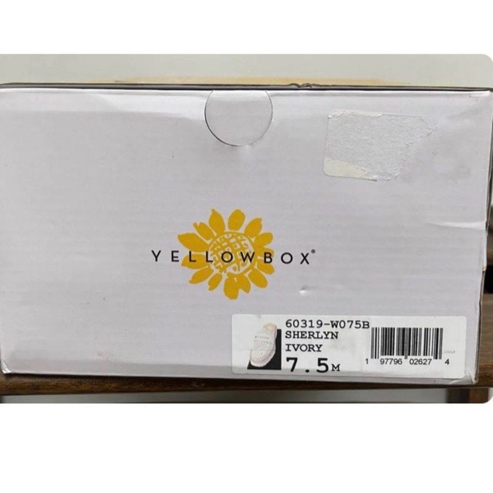 Yellow Box Women's Cream Perforated Sneakers Size 7.5 New in Box - Picture 4 of 4
